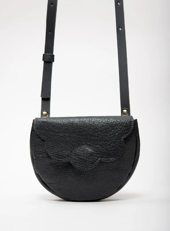 Leather bag with adjustable strap and scalloped flap PRIMULA model