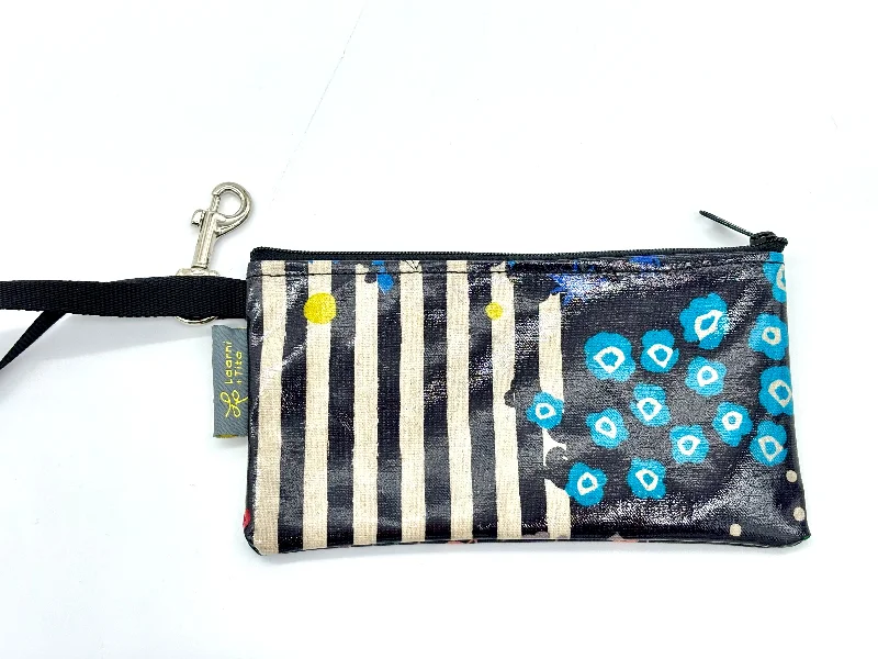 Small Wristlet in Garden Black